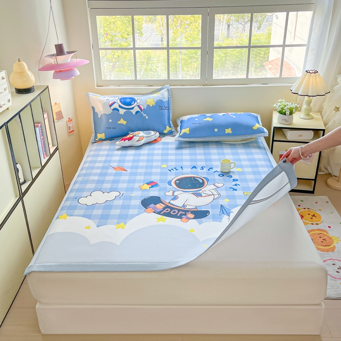 91家纺网 家纺一手货源 找家纺 博雅 2025新款独家版权A类大版数码印花1200D冰丝凉席 滑板宇航员