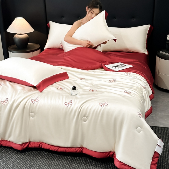 91家纺网 家纺一手货源 找家纺 满羽家纺 2025新款冰丝夏被四件套-满绣系列 迷蝶-奶白红
