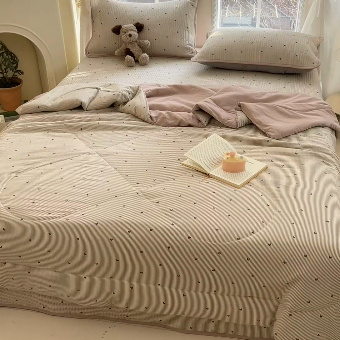 91家纺网 家纺一手货源 找家纺 贝扬思家纺 2025新款云感双层纱7A抗菌夏被四件套系列 爱你