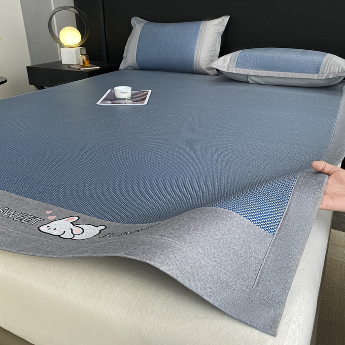 91家纺网 家纺一手货源 找家纺 莱米家纺 2025新款加厚凉感绣花冰藤席 可爱兔—雾霾蓝-凉席