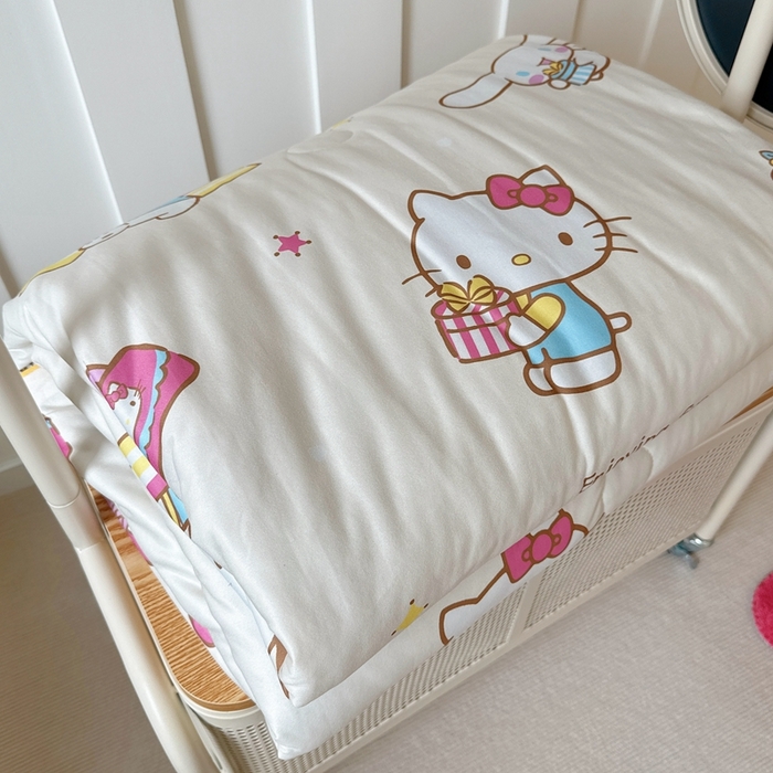 91家纺网 家纺一手货源 找家纺 兜米家居 2025夏季新品三丽鸥深睡双感针织凉感空调被夏被 快乐家族