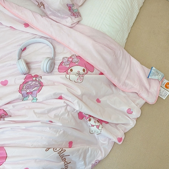 91家纺网 家纺一手货源 找家纺 兜米家居 2025夏季新品三丽鸥深睡双感针织凉感空调被夏被 爱心美乐蒂