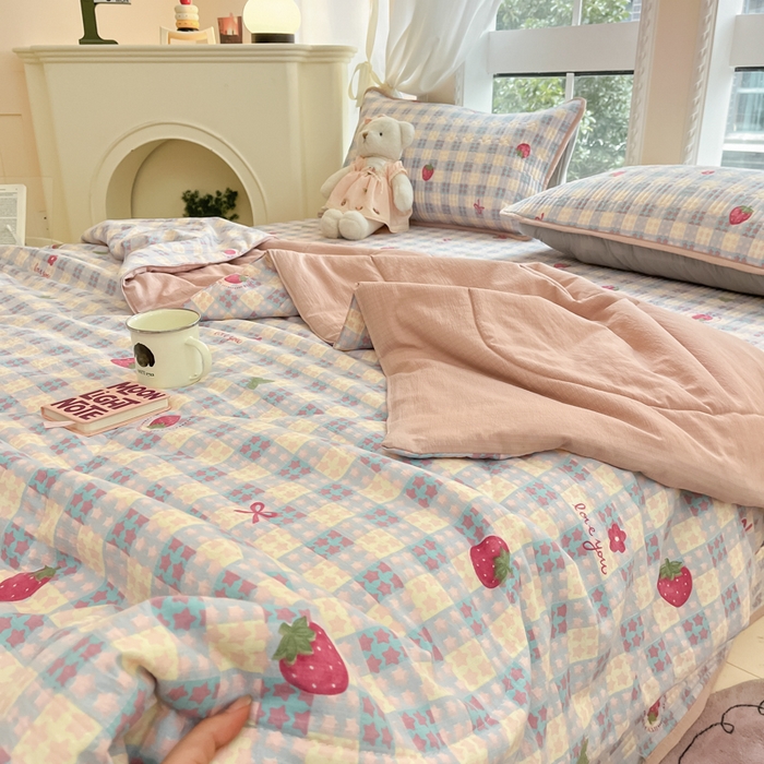 91家纺网 家纺一手货源 找家纺 贝扬思家纺 2025新款云感双层纱7A抗菌夏被四件套系列 草莓格