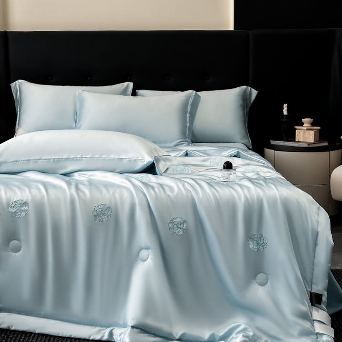 91家纺网 家纺一手货源 找家纺 满羽家纺 2025新款冰丝夏被四件套-满绣系列 山茶花-清爽兰