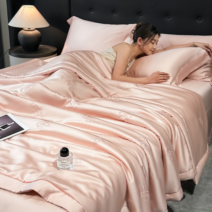 91家纺网 家纺一手货源 找家纺 满羽家纺 2025新款冰丝夏被四件套-满绣系列 迷蝶-桃粉