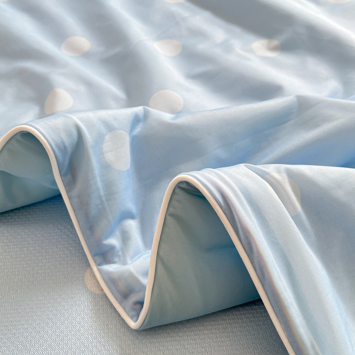 91家纺网 家纺一手货源 找家纺 博雅 2025新款 三丽鸥凉感丝夏被冰丝凉席组合四件套 欢乐玉桂狗