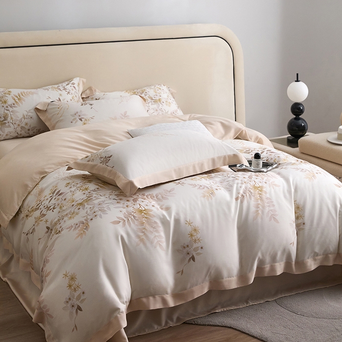 91家纺网 家纺一手货源 找家纺 薏思家纺 2025新款50支莱赛尔天丝数码印花夏被+四件套（礼盒包装） 芳菲-米白