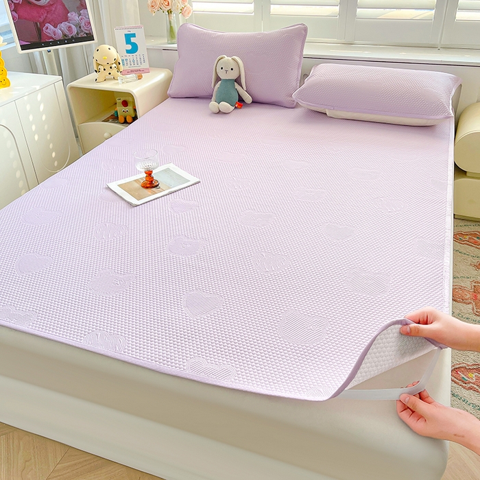 91家纺网 家纺一手货源 找家纺 迪乐妮 2025新款小冰熊凉豆豆席床笠 薰衣紫-小冰熊凉豆豆席