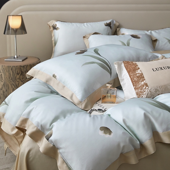 91家纺网 家纺一手货源 找家纺 薏思家纺 2025新款50支莱赛尔天丝数码印花夏被+四件套（礼盒包装） 半弦春漫