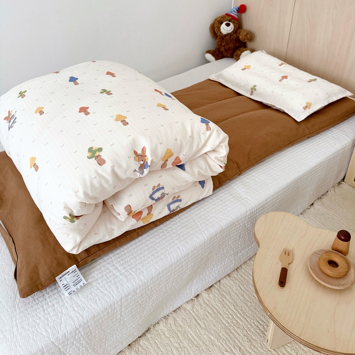 91家纺网 家纺一手货源 找家纺 2025新款全棉26℃有氧双层纱幼儿园多件套 花园小兔