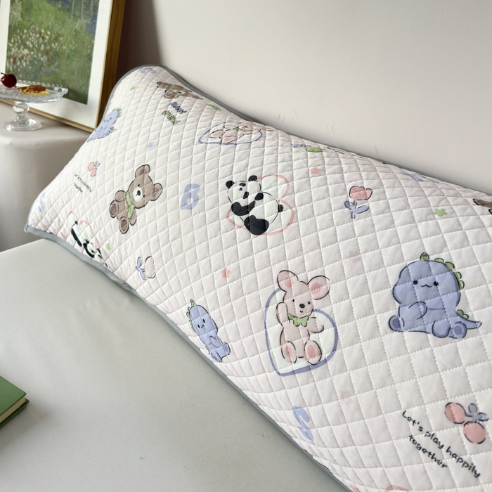 91家纺网 家纺一手货源 找家纺 爱港家纺 2025新款凉感丝双人长枕巾 夏季情侣枕头巾 绑带长枕巾 萌趣派对 180*48