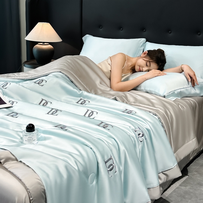 91家纺网 家纺一手货源 找家纺 满羽家纺 2025新款冰丝夏被四件套-满绣系列 DC-兰灰