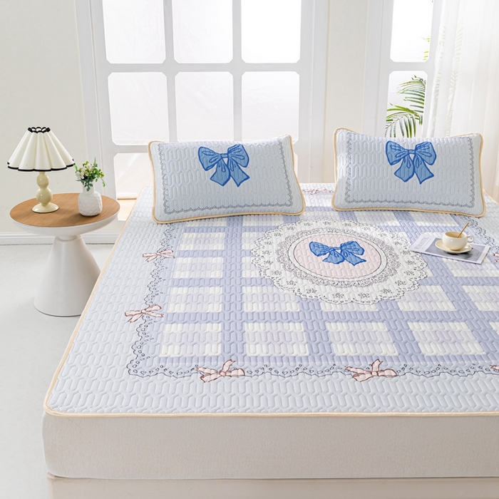 91家纺网 家纺一手货源 找家纺 美丽折2025新品6mm厚天然乳胶凉席三件套 大版印花卡通乳胶凉席平铺款 蝴蝶结