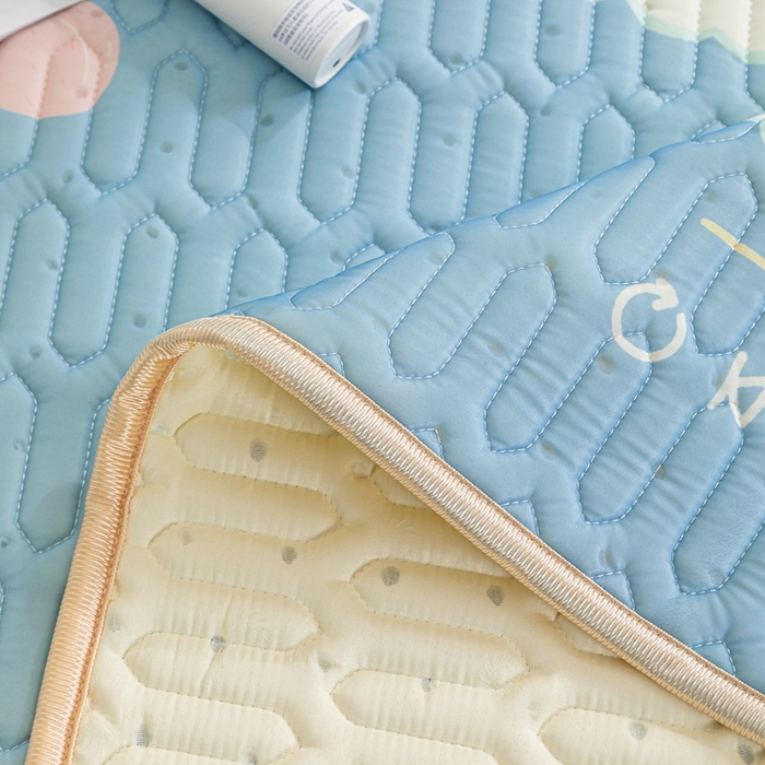 91家纺网 家纺一手货源 找家纺 美丽折2025新品6mm厚天然乳胶凉席三件套 大版印花卡通乳胶凉席平铺款 嗨皮云