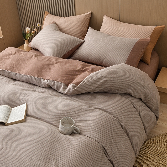 91家纺网 家纺一手货源 找家纺 金艾草2025年新款60S纯棉色织水洗大提花四件套 时光条-拿铁