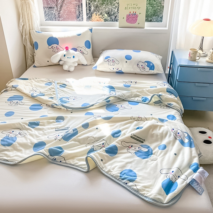 91家纺网 家纺一手货源 找家纺 金爱家2025新款A类三丽鸥正版授权高品质牛奶丝软糯针织棉大豆夏被系列详情 针织棉三丽鸥-蓝蓝波点玉桂狗