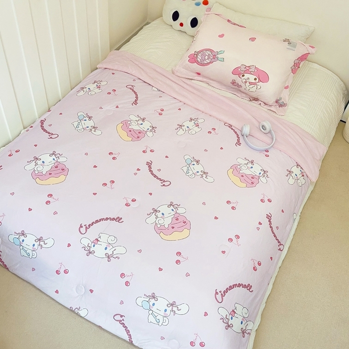 91家纺网 家纺一手货源 找家纺 兜米家居 2025夏季新品三丽鸥深睡双感针织凉感空调被夏被 樱桃玉桂狗