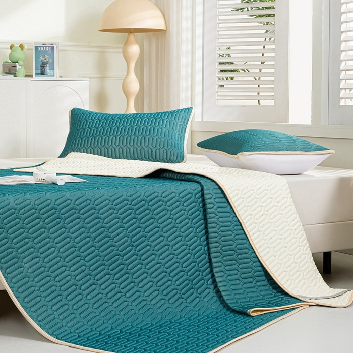 91家纺网 家纺一手货源 找家纺 美丽折2025新品6mm厚天然乳胶凉席三件套 大版印花卡通乳胶凉席平铺款 墨绿色