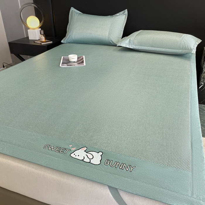 91家纺网 家纺一手货源 找家纺 莱米家纺 2025新款加厚凉感绣花冰藤席 可爱兔—湖绿-凉席