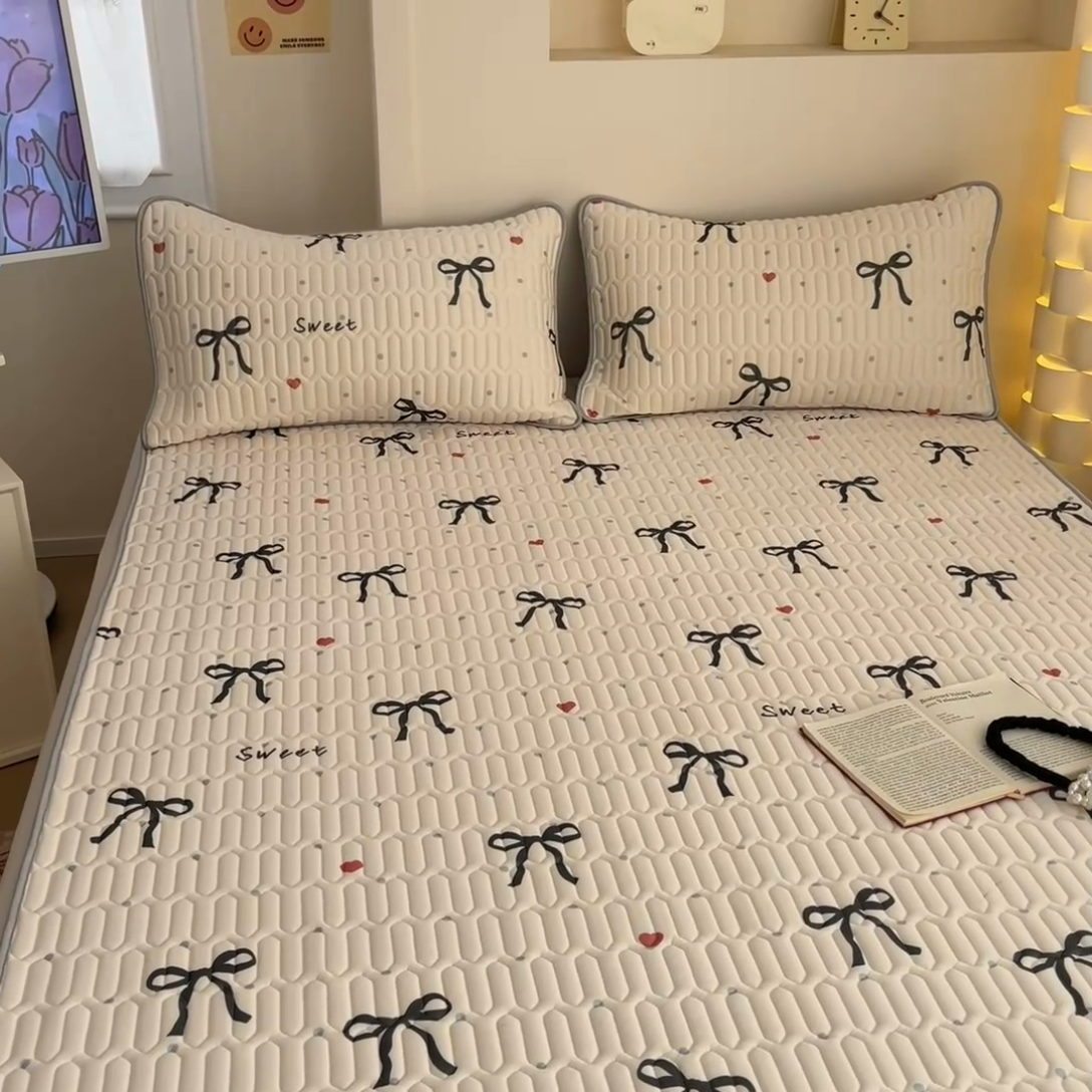 91家纺网 家纺一手货源 找家纺 柒月家居 2025新款小清新乳胶凉席 黑蝴蝶结