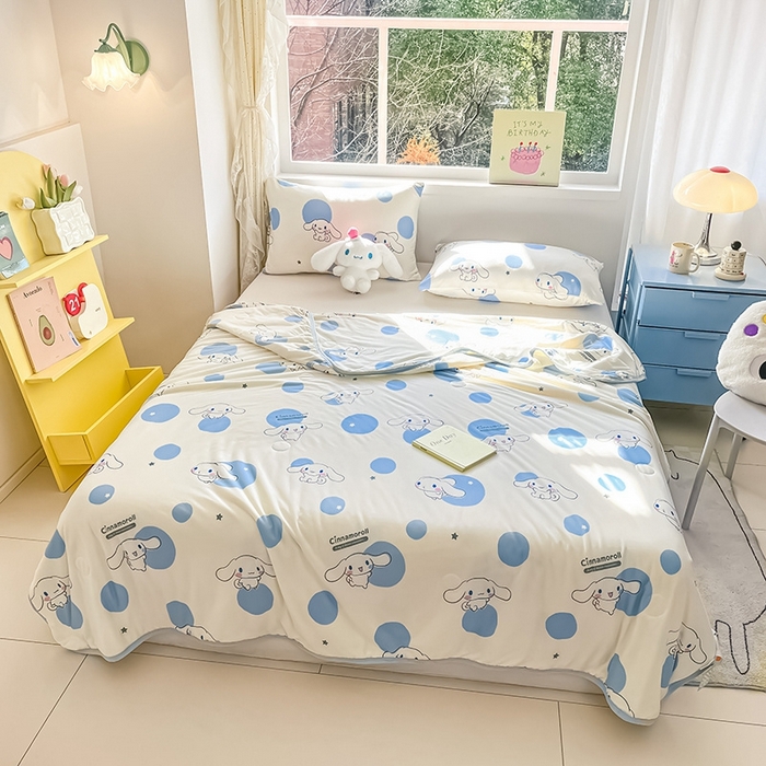 91家纺网 家纺一手货源 找家纺 金爱家2025新款A类三丽鸥正版授权高品质牛奶丝软糯针织棉大豆夏被系列详情 针织棉三丽鸥-蓝蓝波点玉桂狗