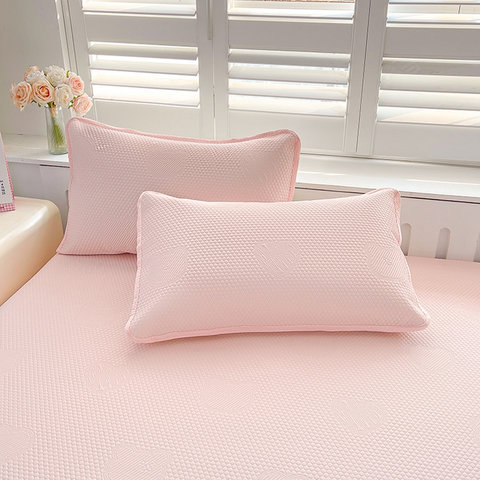 91家纺网 家纺一手货源 找家纺 迪乐妮 2025新款小冰熊凉豆豆席床笠 淑女粉-小冰熊凉豆豆席