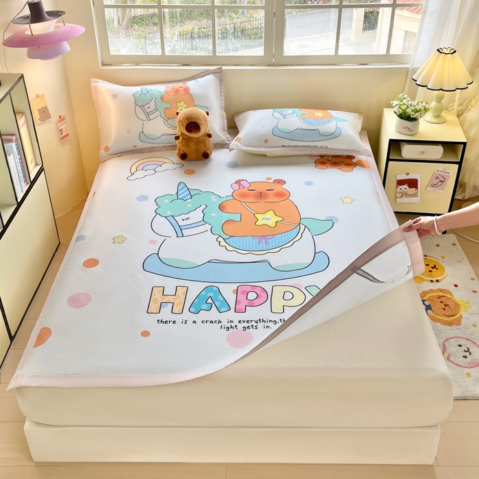 91家纺网 家纺一手货源 找家纺 博雅 2025新款独家版权A类大版数码印花1200D冰丝凉席 木马卡皮巴拉