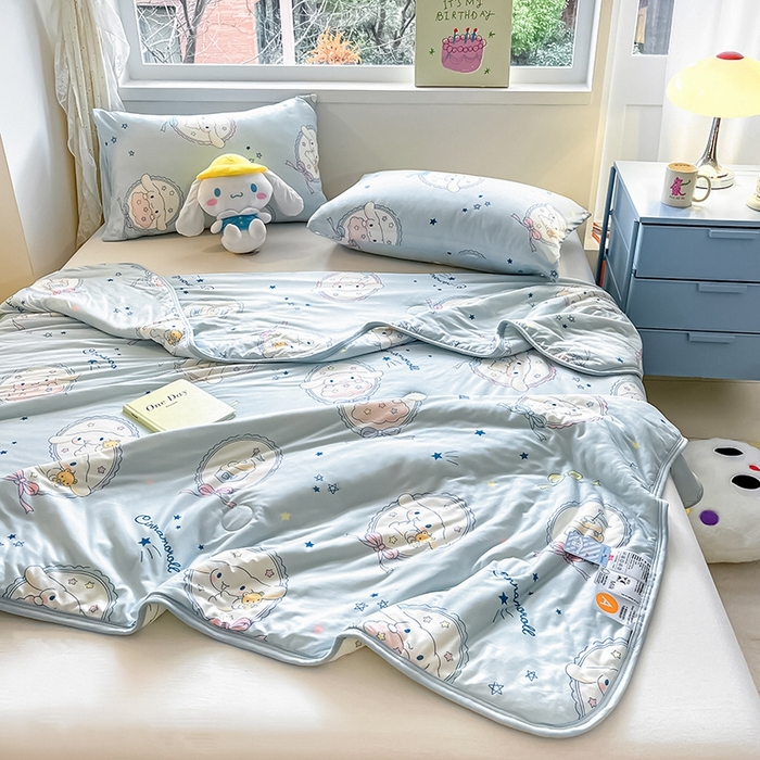 91家纺网 家纺一手货源 找家纺 金爱家2025新款A类三丽鸥正版授权高品质牛奶丝软糯针织棉大豆夏被系列详情 针织棉三丽鸥-蓝甜玉桂狗