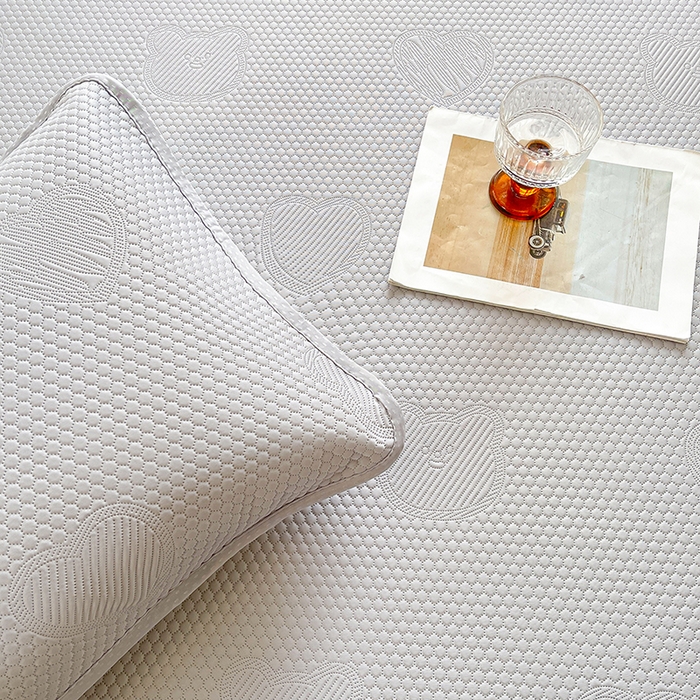 91家纺网 家纺一手货源 找家纺 迪乐妮 2025新款小冰熊凉豆豆席床笠 绅士灰-小冰熊凉豆豆床笠