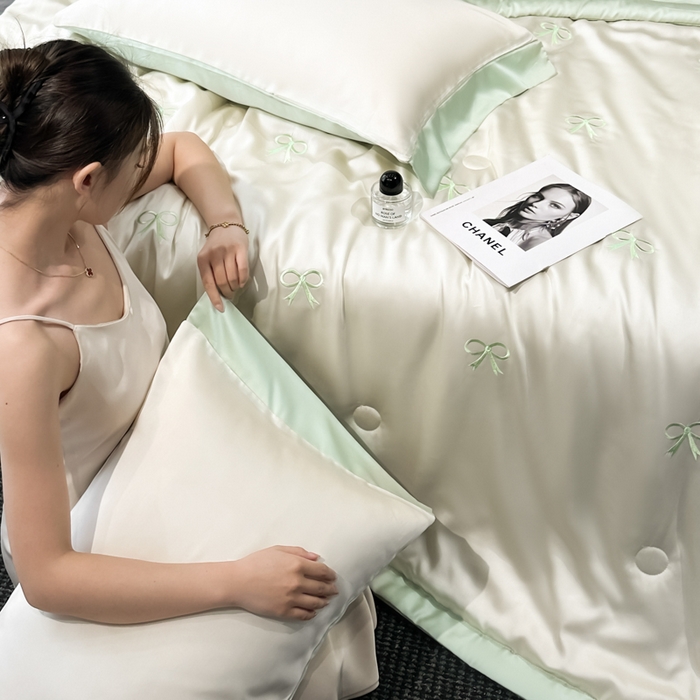91家纺网 家纺一手货源 找家纺 满羽家纺 2025新款冰丝夏被四件套-满绣系列 蝴蝶结-奶白绿
