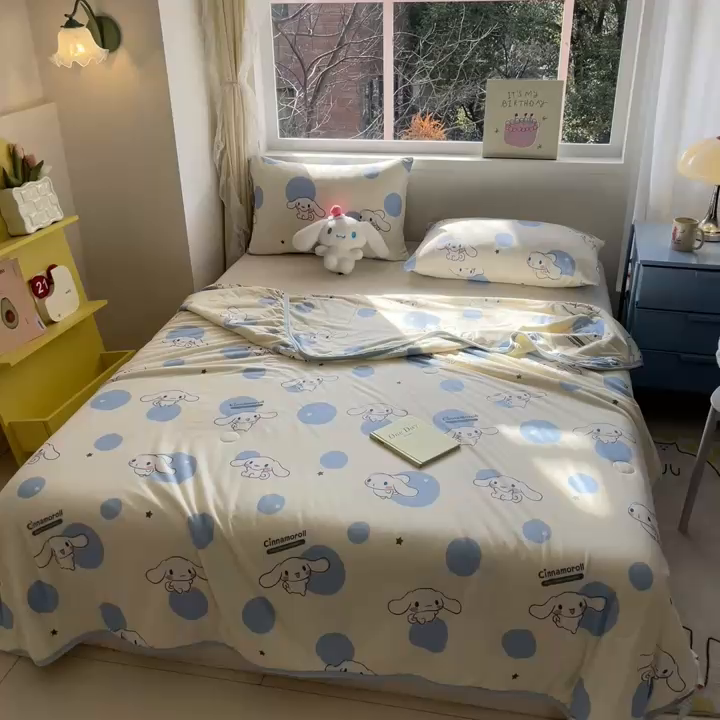 91家纺网 家纺一手货源 找家纺 金爱家2025新款A类三丽鸥正版授权高品质牛奶丝软糯针织棉大豆夏被系列详情 针织棉三丽鸥-蓝蓝波点玉桂狗