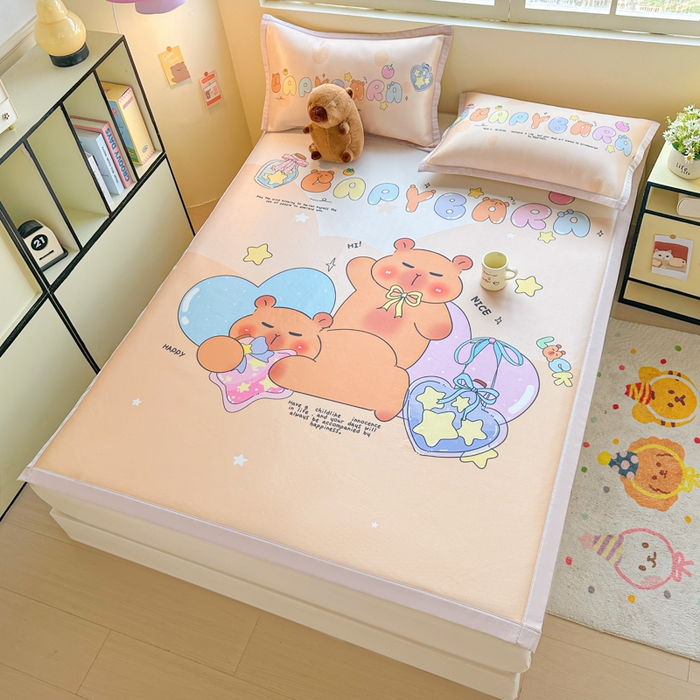 91家纺网 家纺一手货源 找家纺 博雅 2025新款独家版权A类大版数码印花1200D冰丝凉席 许愿瓶卡皮巴拉