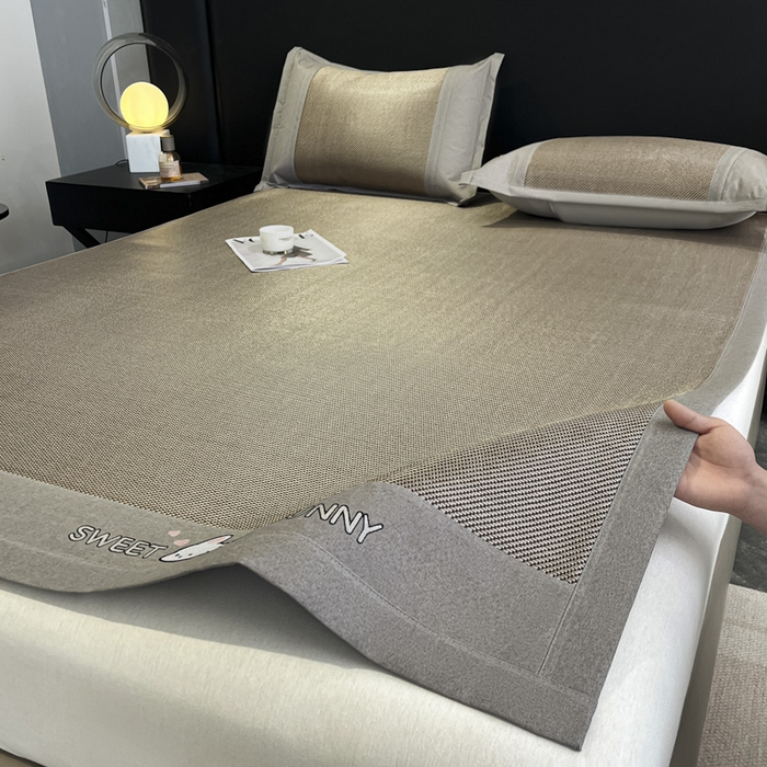 91家纺网 家纺一手货源 找家纺 莱米家纺 2025新款加厚凉感绣花冰藤席 可爱兔—香槟-凉席