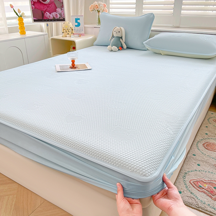 91家纺网 家纺一手货源 找家纺 迪乐妮 2025新款小冰熊凉豆豆席床笠 天空蓝-小冰熊凉豆豆床笠