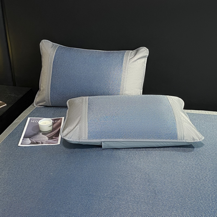 91家纺网 家纺一手货源 找家纺 莱米家纺 2025新款加厚凉感绣花冰藤席 幸运熊—雾霾蓝-床笠