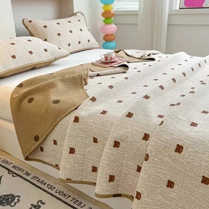 91家纺网 家纺一手货源 找家纺 慕晨 2025新款全棉床盖酵素砂洗双面纯棉棉花夹棉床盖单件三件套 美拉德小熊