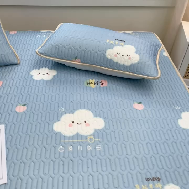 91家纺网 家纺一手货源 找家纺 美丽折2025新品6mm厚天然乳胶凉席三件套 大版印花卡通乳胶凉席平铺款 嗨皮云