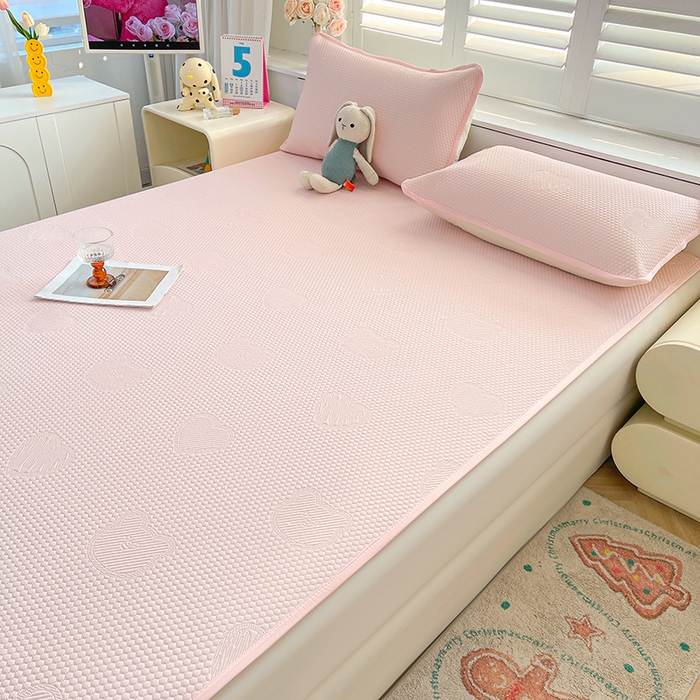 91家纺网 家纺一手货源 找家纺 迪乐妮 2025新款小冰熊凉豆豆席床笠 淑女粉-小冰熊凉豆豆席