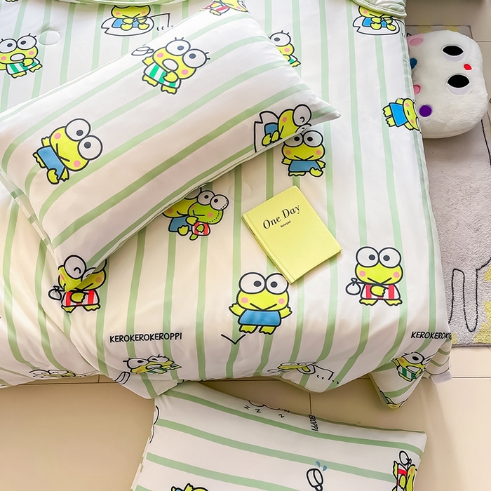 91家纺网 家纺一手货源 找家纺 金爱家2025新款A类三丽鸥正版授权高品质牛奶丝软糯针织棉大豆夏被系列详情 针织棉三丽鸥-夏日大眼蛙