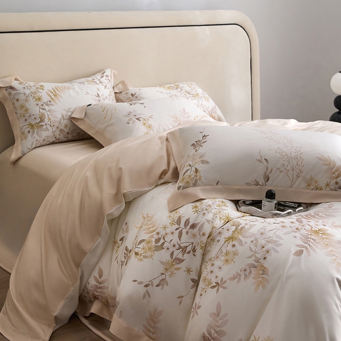 91家纺网 家纺一手货源 找家纺 薏思家纺 2025新款50支莱赛尔天丝数码印花夏被+四件套（礼盒包装） 芳菲-米白