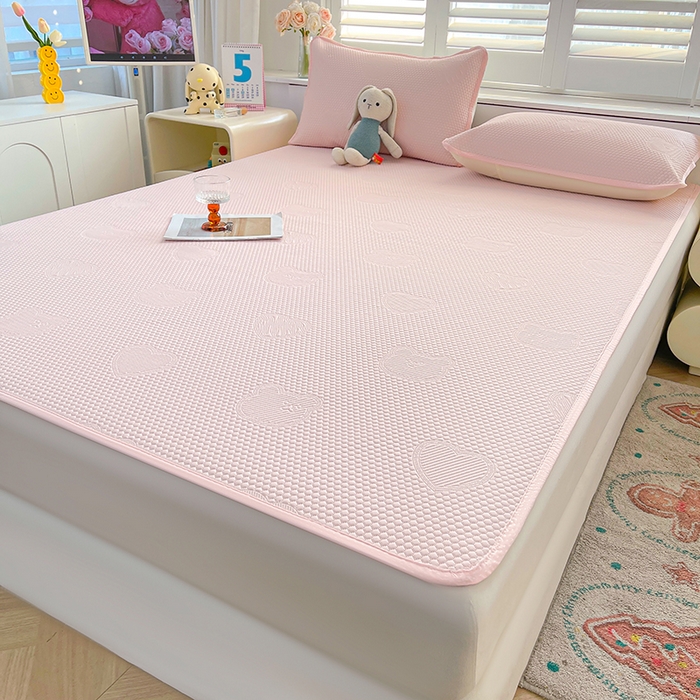 91家纺网 家纺一手货源 找家纺 迪乐妮 2025新款小冰熊凉豆豆席床笠 淑女粉-小冰熊凉豆豆席