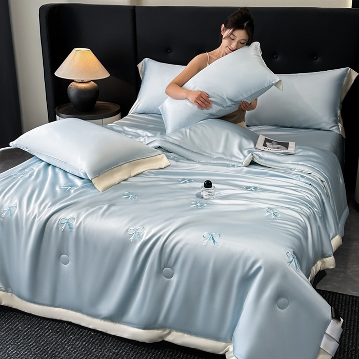 91家纺网 家纺一手货源 找家纺 满羽家纺 2025新款冰丝夏被四件套-满绣系列 蝴蝶结-清爽兰