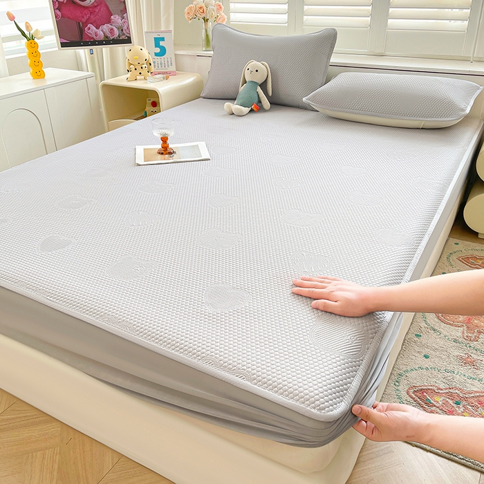 91家纺网 家纺一手货源 找家纺 迪乐妮 2025新款小冰熊凉豆豆席床笠 绅士灰-小冰熊凉豆豆床笠