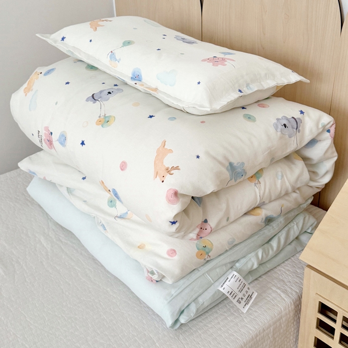 91家纺网 家纺一手货源 找家纺 2025新款全棉26℃有氧双层纱幼儿园多件套 飞行奇遇