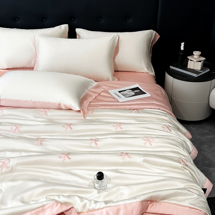 91家纺网 家纺一手货源 找家纺 满羽家纺 2025新款冰丝夏被四件套-满绣系列 蝴蝶结-奶白粉