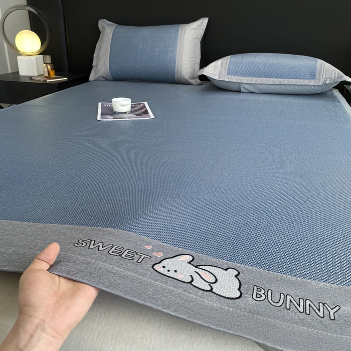 91家纺网 家纺一手货源 找家纺 莱米家纺 2025新款加厚凉感绣花冰藤席 可爱兔—雾霾蓝-凉席