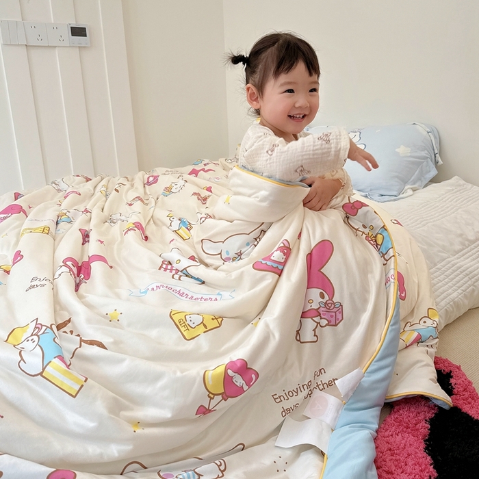 91家纺网 家纺一手货源 找家纺 兜米家居 2025夏季新品三丽鸥深睡双感针织凉感空调被夏被 快乐家族