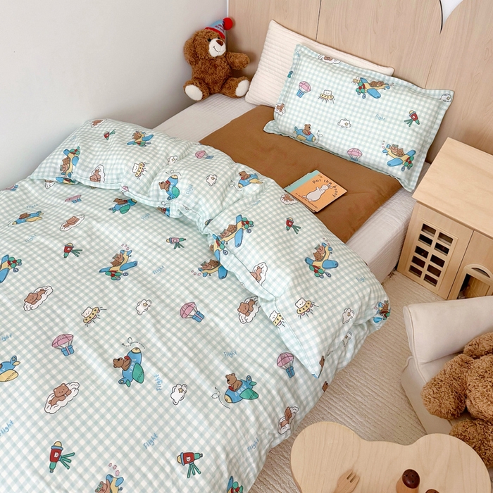 91家纺网 家纺一手货源 找家纺 2025新款全棉26℃有氧双层纱幼儿园多件套 小熊飞行员