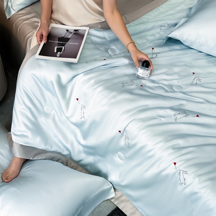 91家纺网 家纺一手货源 找家纺 满羽家纺 2025新款冰丝夏被四件套-满绣系列 兔子追爱-兰灰