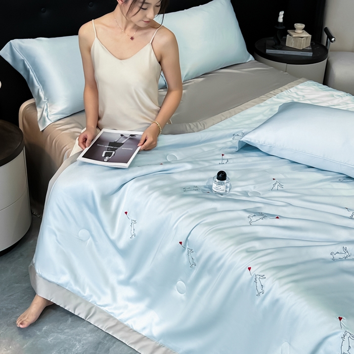 91家纺网 家纺一手货源 找家纺 满羽家纺 2025新款冰丝夏被四件套-满绣系列 兔子追爱-兰灰